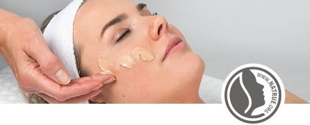 Klassische Gesichtsbehandlung Augencreme Mandarin Spa.